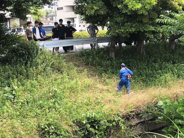 IMG_1347　土手には草が生い茂り、除草作業から始めた